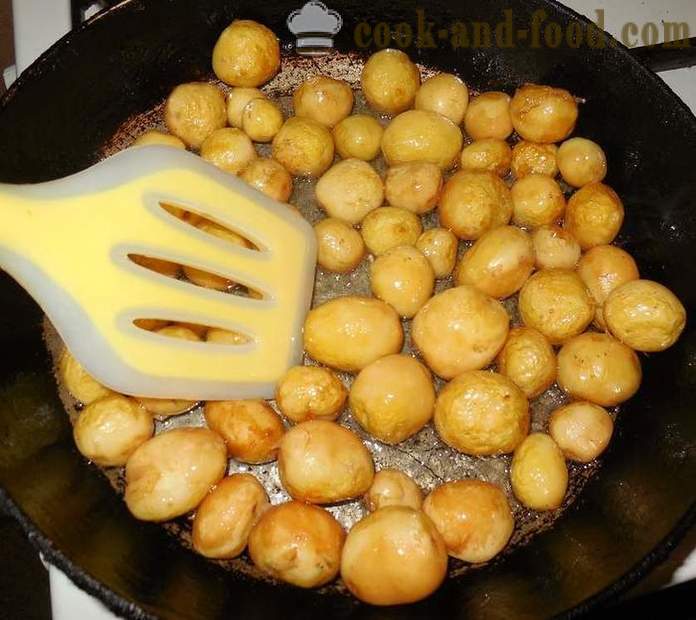 Batatas novas pequenas assado inteiro em uma panela com alho e dill - como limpar e cozinhar uma pequena batatas novas, receita com foto