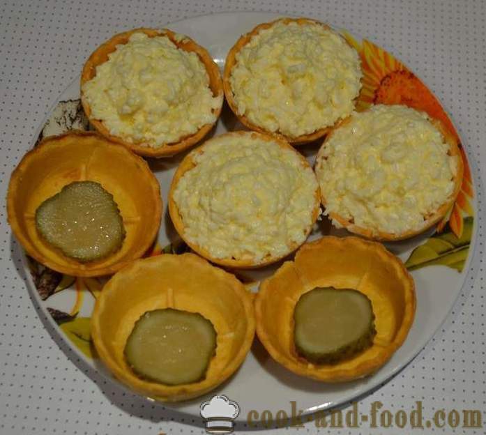 Tortinhas deliciosas férias com queijo e ovos - uma receita simples para o enchimento e snacks decorados Tartlet com foto