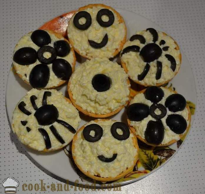 Tortinhas deliciosas férias com queijo e ovos - uma receita simples para o enchimento e snacks decorados Tartlet com foto