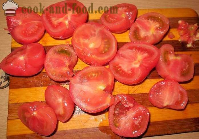 Tomates rápido salgado com alho e ervas em uma panela - Receita de tomate em conserva, com fotos
