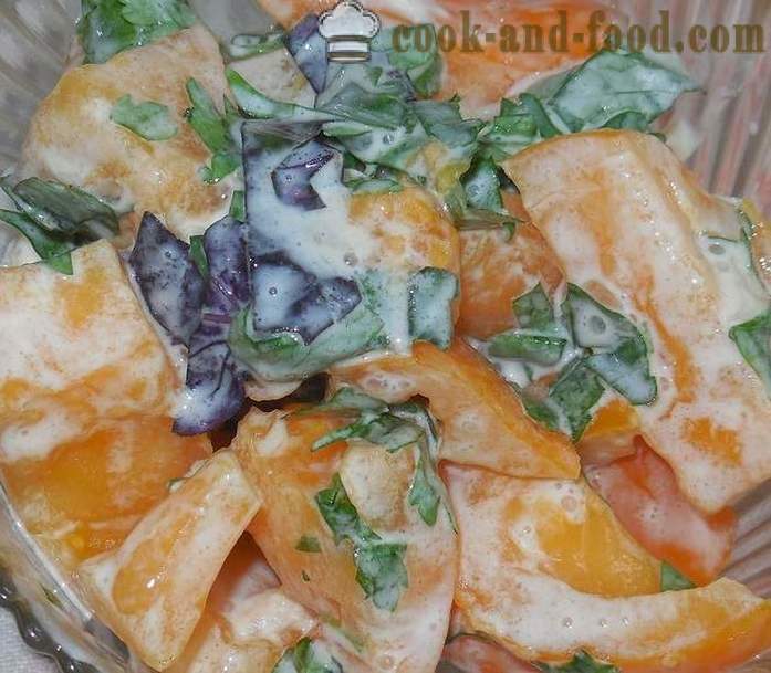 Uma salada simples e deliciosa de tomates frescos com creme de leite, alho e manjericão - como cozinhar salada de tomate - receita com as fotos - passo a passo