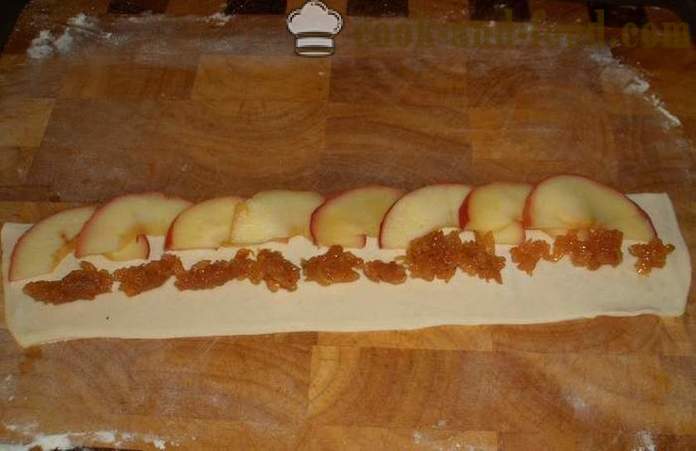 Rose bolo de massa folhada e maçãs sob a neve de açúcar em pó - a receita no forno, com fotos