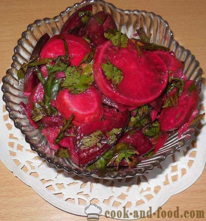 Rabanetes conservados com beterraba e cebola verde - saborosa salada de rabanete - a receita com uma foto