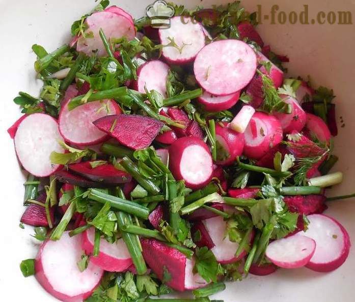 Rabanetes conservados com beterraba e cebola verde - saborosa salada de rabanete - a receita com uma foto