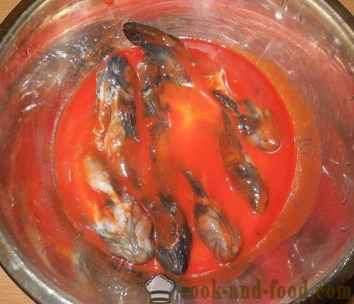 Deliciosos gobies frito em molho de tomate, crocante - receita com as fotos como fazer Touro preto