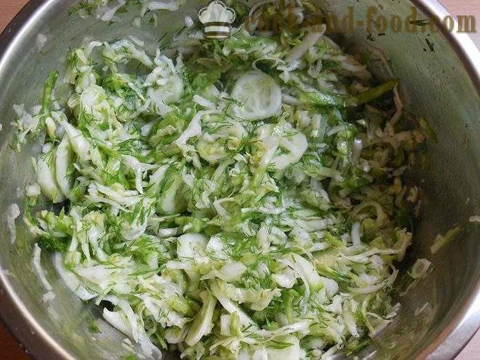 Salada deliciosa do jovem repolho e pepino com vinagre e óleo de girassol - um passo a passo fotos de receitas