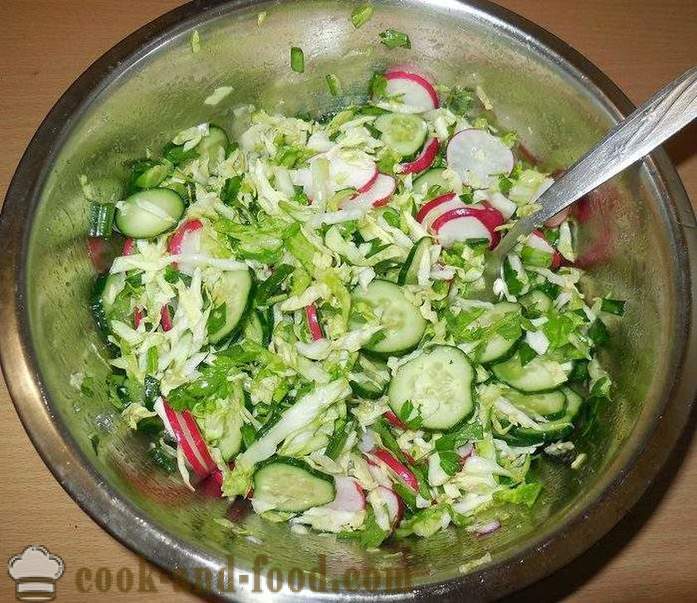 Salada primavera fácil e deliciosa de repolho, rabanete e pepinos sem maionese - como fazer uma salada primavera com um passo a passo fotos de receitas