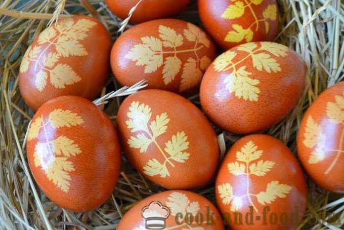 Ovos da páscoa tingidos com cebola cascas - Como pintar os ovos em cascas de cebola, maneiras simples de pintura de Páscoa.