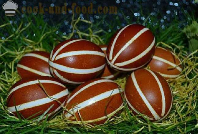 Ovos da páscoa tingidos com cebola cascas - Como pintar os ovos em cascas de cebola, maneiras simples de pintura de Páscoa.