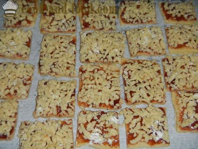 Bolinhos de Shortbread com geléia e migalhas do teste - como cozinhar biscoitos com migalhas em cima, passo a passo receita desfiado pastelaria com fotos.