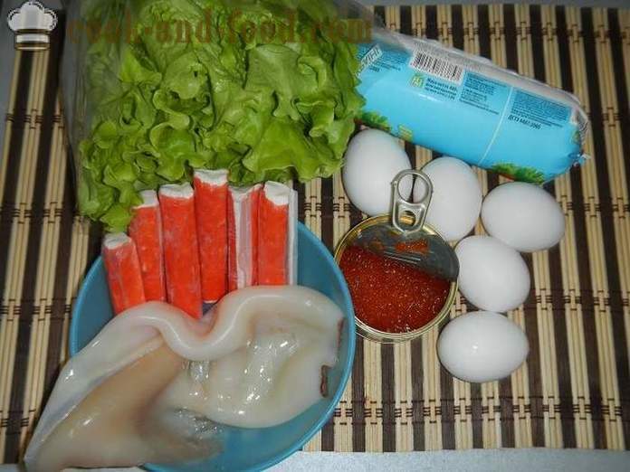 Uma salada simples e delicioso com lula, caranguejo varas e caviar vermelho - Como preparar uma salada de lula com ovo, um passo a receita passo com fotos.