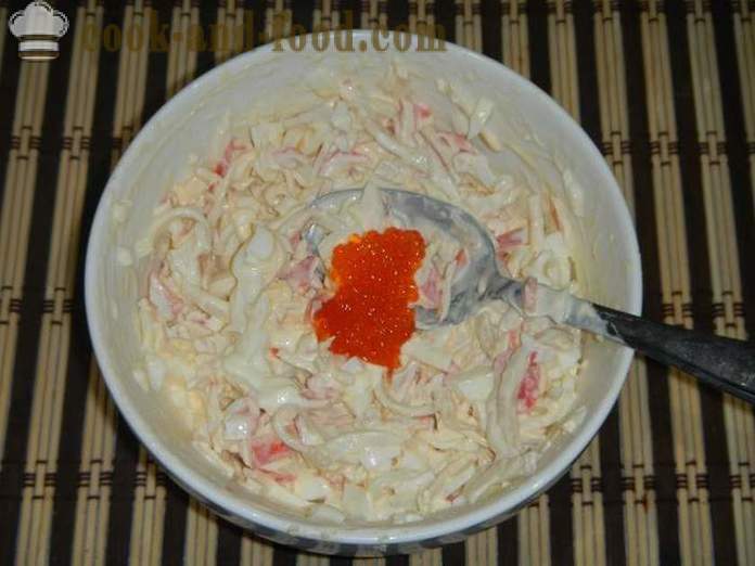Uma salada simples e delicioso com lula, caranguejo varas e caviar vermelho - Como preparar uma salada de lula com ovo, um passo a receita passo com fotos.
