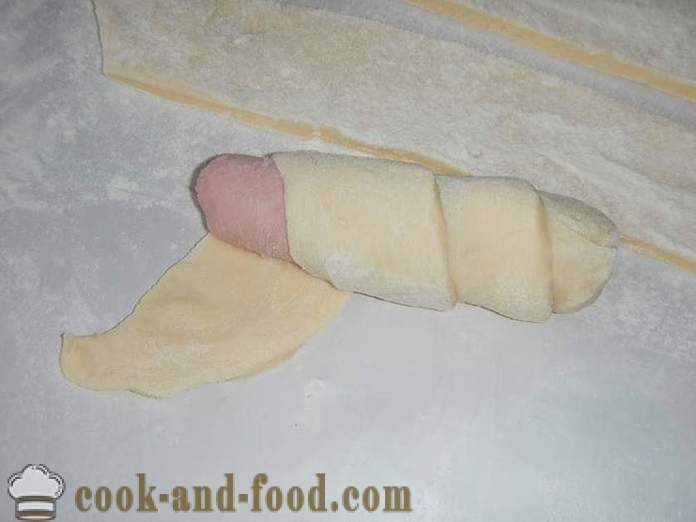 Salsichas na massa de fermento no forno - como cozinhar suínos em cobertores em casa, passo a passo receita com fotos.