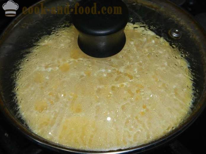Omelete ar delicioso com creme de leite em uma panela - como cozinhar ovos mexidos com queijo, uma receita passo a passo com fotos.