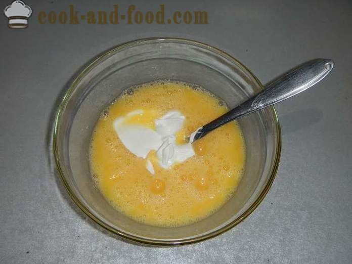 Rolo da omelete com queijo creme, eo esturjão - como cozinhar omletny rolo com recheio, um passo a receita passo com fotos.