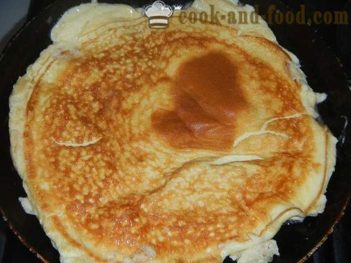 Rolo da omelete com queijo creme, eo esturjão - como cozinhar omletny rolo com recheio, um passo a receita passo com fotos.