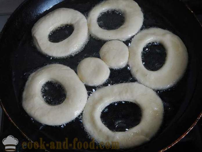 Rosquinhas doces quaresmais sobre levedura e água, fritos em uma panela - como rosquinhas cozinheiro em leveduras, receita com foto