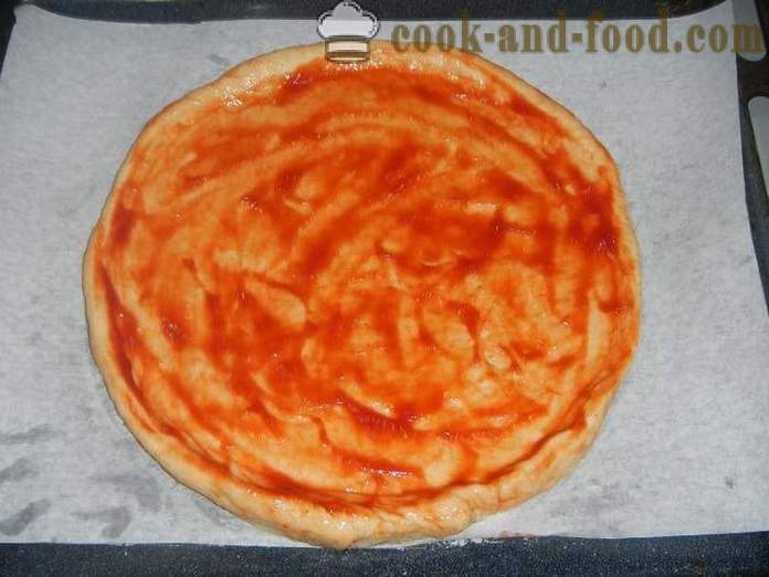 Pizza caseira no forno - um passo a receita passo com uma foto de massa de fermento deliciosa pizza