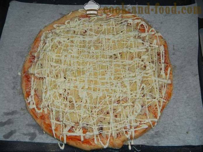 Pizza caseira no forno - um passo a receita passo com uma foto de massa de fermento deliciosa pizza