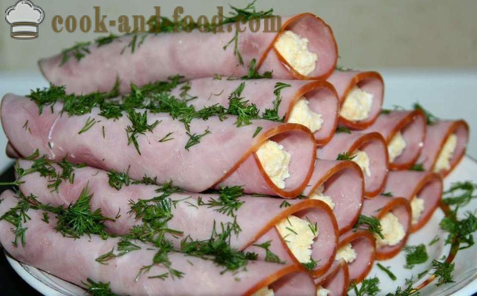 Rolls com queijo e alho ou presunto recheado - deliciosa receita festiva aperitivo com uma foto