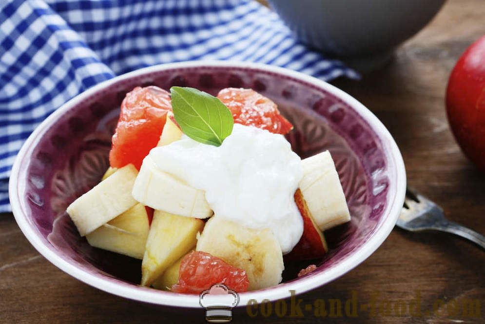 Excelente pequeno-almoço: salada de frutas com iogurte