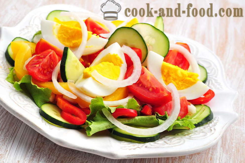 Servir a salada mesa de tomates, pepinos e ovos - receitas video em casa